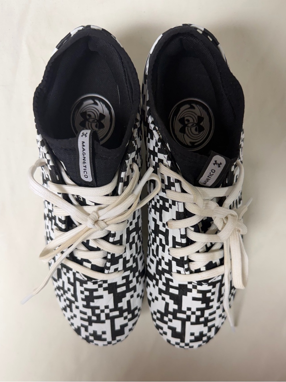 Under Armour Magnetico Unisex Soccer Shoes Black/White Barely Worn Size M5/W6.5